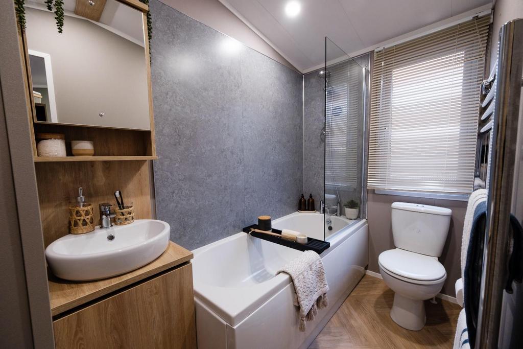Main bathroom - full size bath.jpg