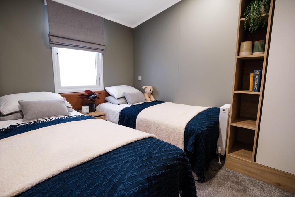 Twin bedroom - 3ft beds.jpg