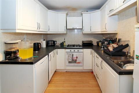 3 bedroom house for sale, Laburnum Avenue., London