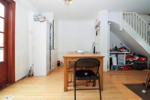 3 bedroom house for sale, Laburnum Avenue., London