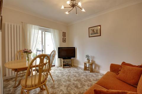 2 bedroom chalet for sale, Tranby Avenue, Hessle