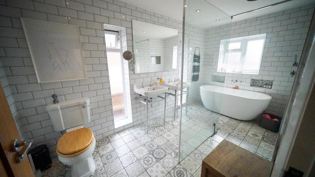 Superb family bathroom