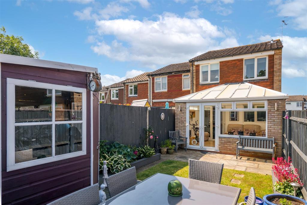 43 Avondale Close externals-7.jpg