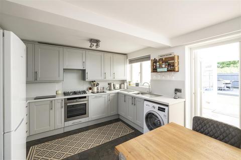 43 Avondale Close, Horley, RH6 8BN