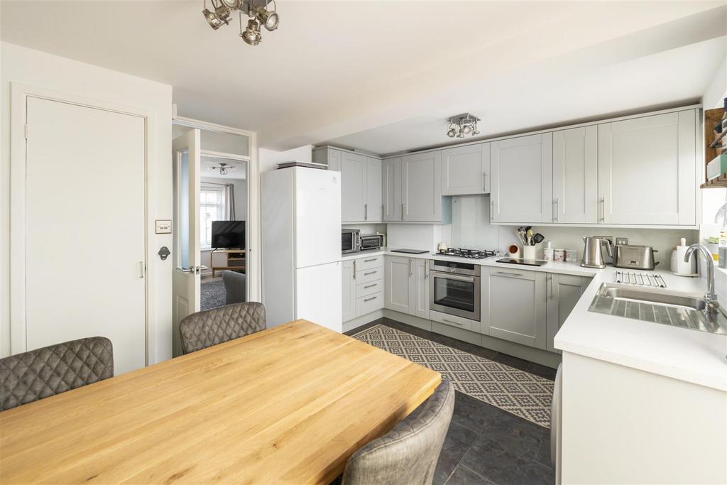 43 Avondale Close internals8 2.jpg