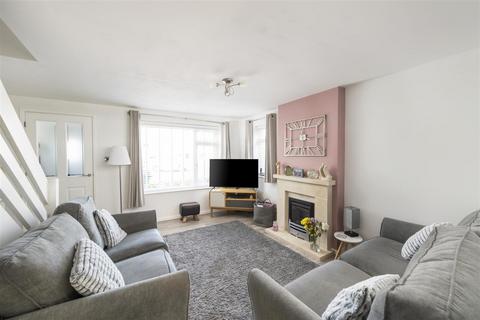 43 Avondale Close, Horley, RH6 8BN