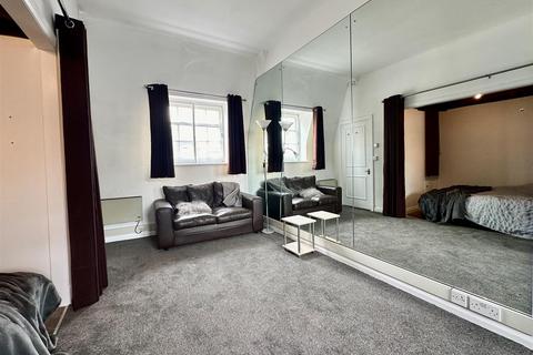 Studio to rent, Westgate Street, Cardiff CF10