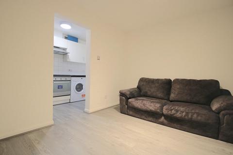 3 bedroom flat to rent, Caravel Close, London E14