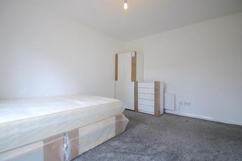 3 bedroom flat to rent, Caravel Close, London E14