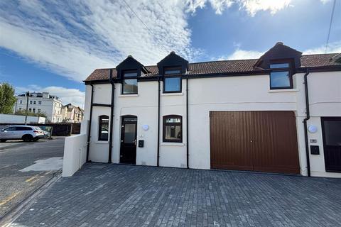 3 bedroom terraced house to rent, Avenue Lane, Eastbourne BN21