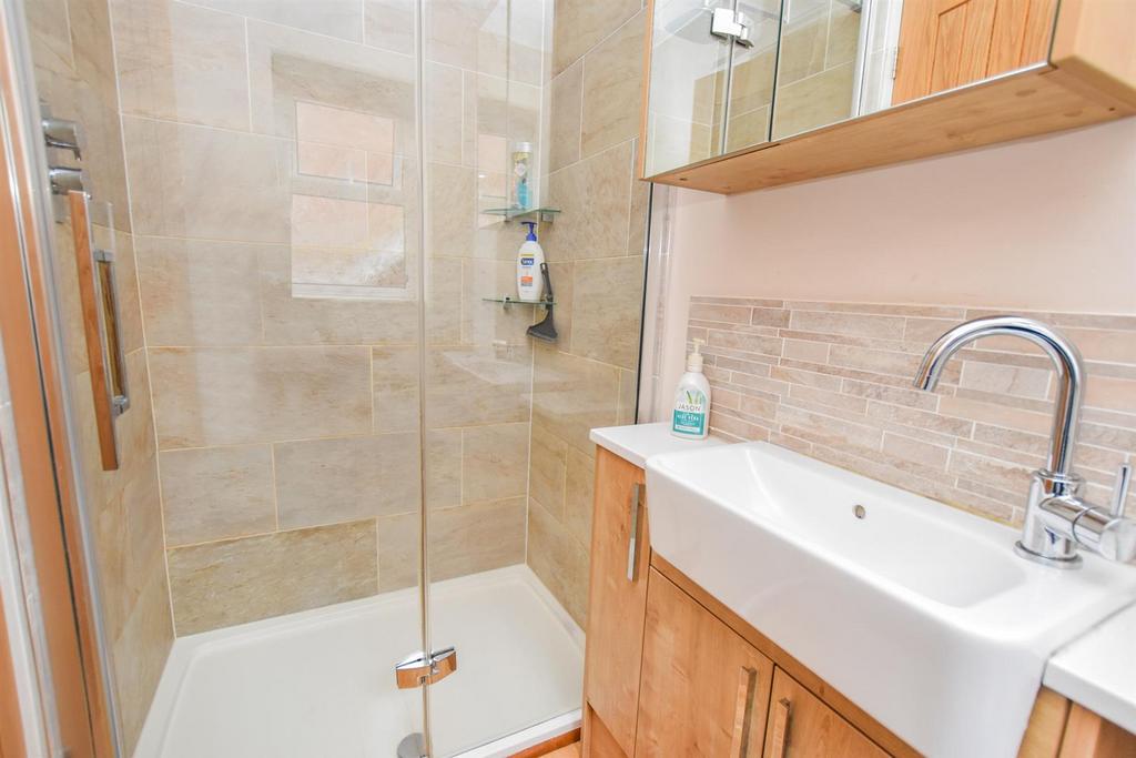 Ensuite B.jpg