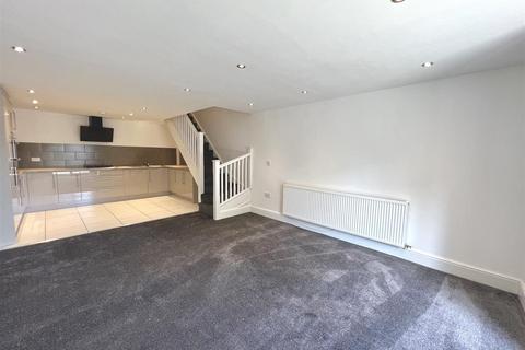 3 bedroom apartment to rent, Kingsmoor Court, Hadfield, Glossop