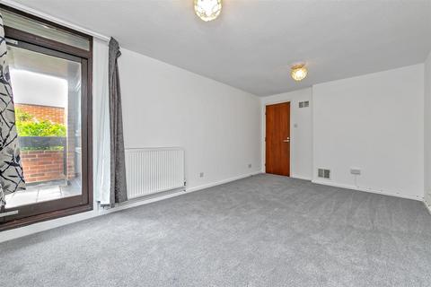 2 bedroom flat to rent, 22 Holmes CourtCarlisle AvenueSt AlbansHertfordshire