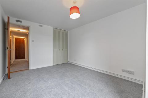 2 bedroom flat to rent, 22 Holmes CourtCarlisle AvenueSt AlbansHertfordshire