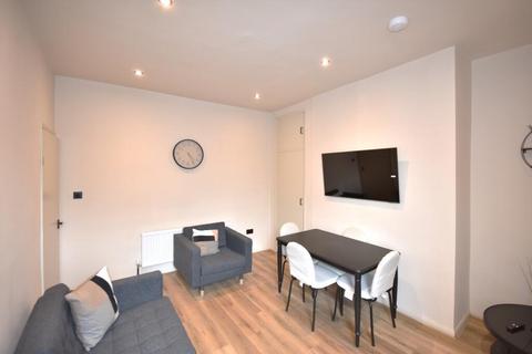 3 bedroom apartment to rent, Warwick Street, Heaton