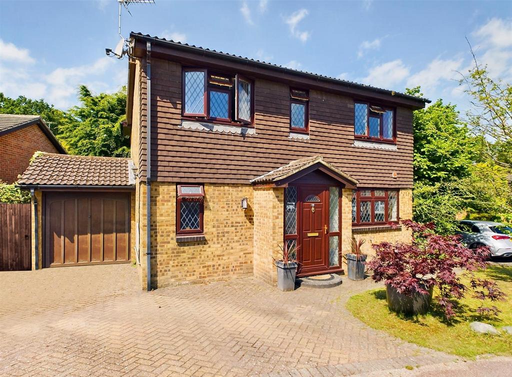 Selbourne Close, Pound Hill RH10 5 bed detached house for sale £575,000