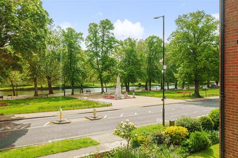 2 bedroom flat for sale, The Embankment, Bedford