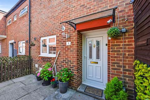 3 bedroom terraced house for sale, Medina Court, Andover