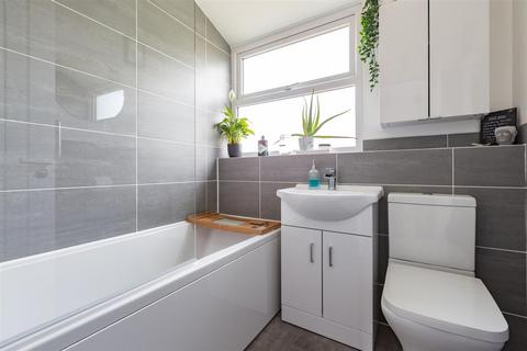 140 Millfield, New Ash Green, Longfield, DA3 8HW