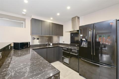2 bedroom flat to rent, Lyndhurst Road, Hampstead NW3