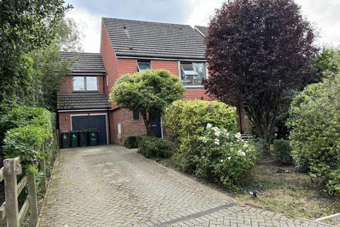 4 bedroom detached house for sale, Delrogue Road, Crawley, West Sussex