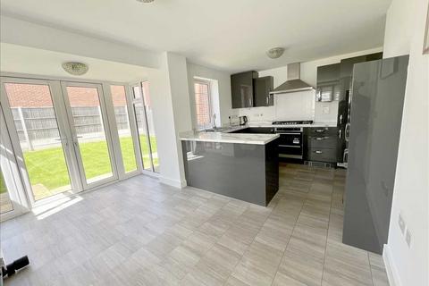 4 bedroom detached house to rent, Griffiths Close, Bushey, WD23.