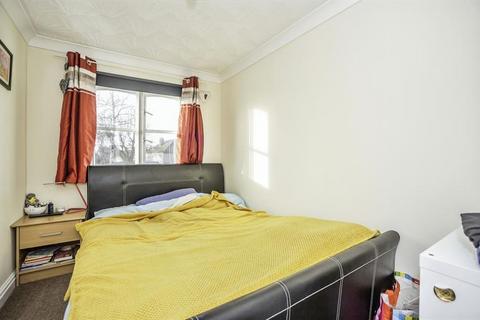 2 bedroom flat for sale, College Close, Grays
