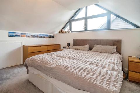 2 bedroom end of terrace house for sale, Dennises Lane, South Ockendon