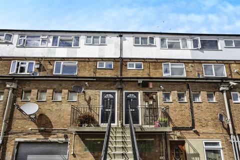 3 bedroom apartment for sale, Lenthall Avenue, Grays