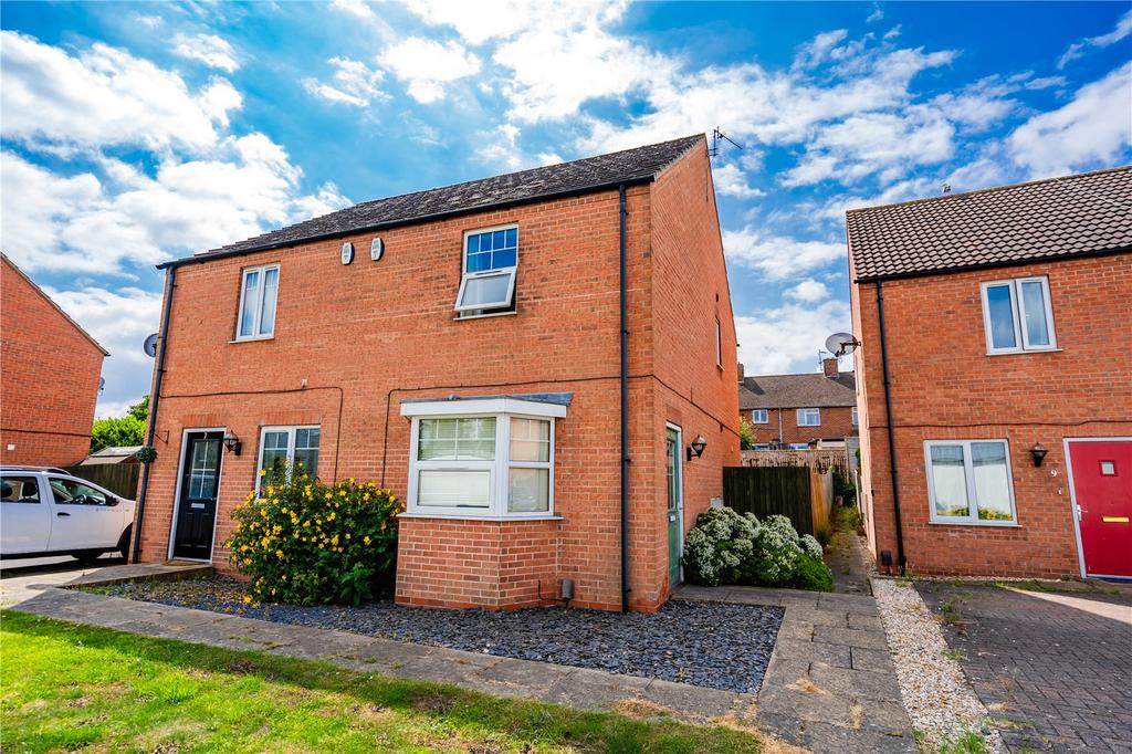 Danes Close, Grimsby, Lincolnshire, DN32 2 bed semidetached house for sale £125,000