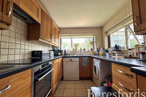 4 bedroom terraced house for sale, Lyndhurst Drive, Hornchurch, RM11