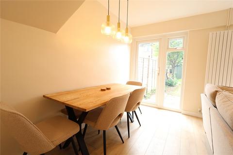 2 Arthur Close, Farnham, GU9 8PE