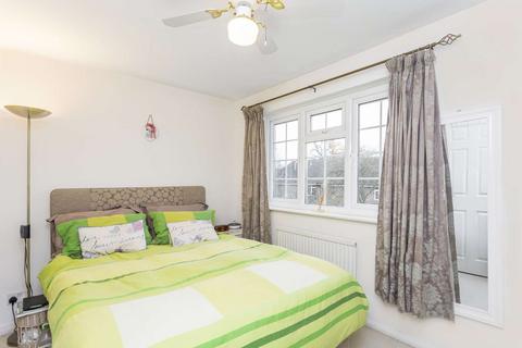 2 bedroom flat to rent, St Peters Close, Tooting, London