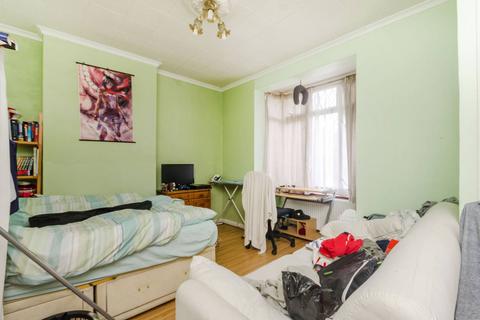 3 bedroom end of terrace house for sale, Boundary Road, Woking, GU21