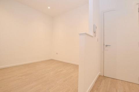 Studio to rent, Vonder Village, TW8