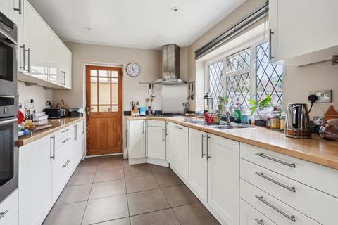 4 bedroom detached house to rent, Wolsey Drive, Walton-on-Thames, Surrey, KT12
