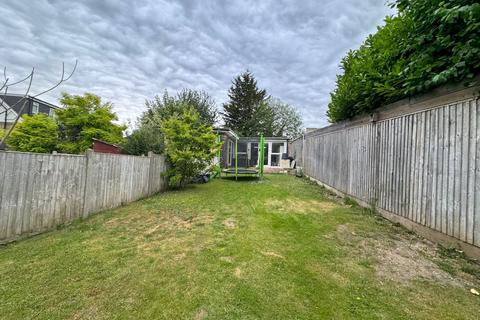 3 bedroom semi-detached house to rent, Micklefield Road,