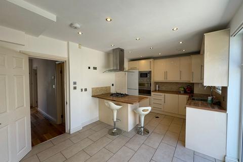 3 bedroom semi-detached house to rent, Micklefield Road,