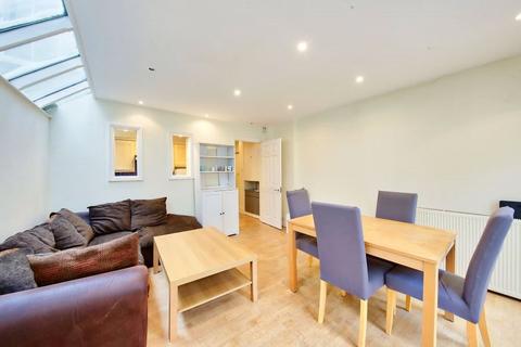 3 bedroom apartment to rent, Wakehurst Road, SW11