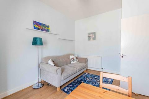 2 bedroom flat to rent, 2739L – Caledonian Place, Edinburgh, EH11 2AP