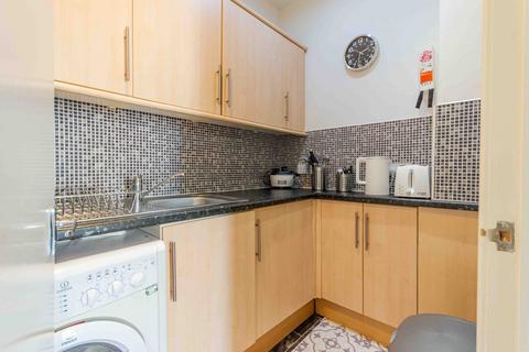 2 bedroom flat to rent, 2739L – Caledonian Place, Edinburgh, EH11 2AP