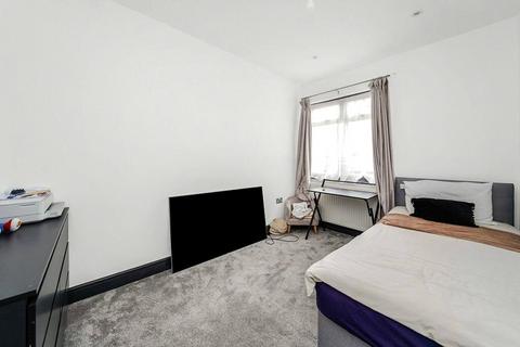 2 bedroom bungalow for sale, Purland Close, Dagenham, RM8