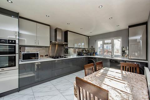 21 Rookeries Close, Feltham, TW13 7BG