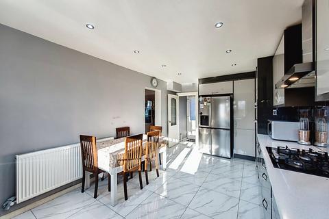 21 Rookeries Close, Feltham, TW13 7BG