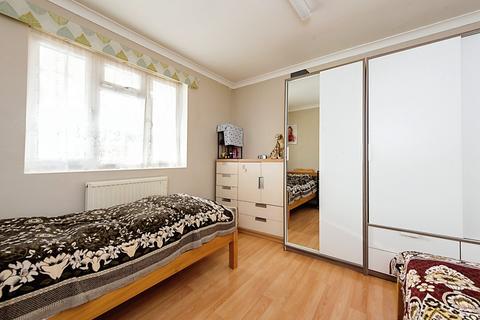 21 Rookeries Close, Feltham, TW13 7BG