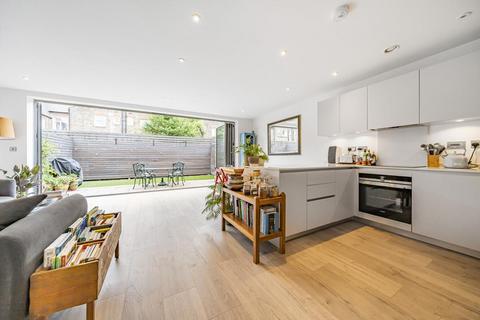2 Graveney Mews, Mitcham, CR4 2FD
