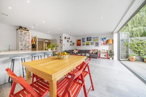 2 Graveney Mews, Mitcham, CR4 2FD