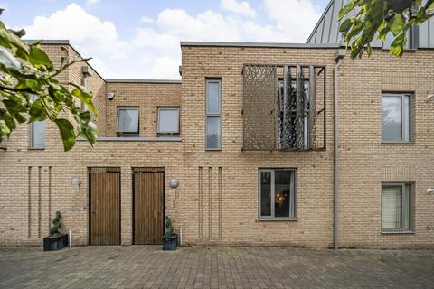 2 Graveney Mews, Mitcham, CR4 2FD