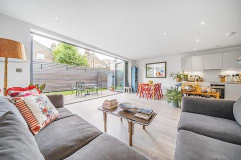 2 Graveney Mews, Mitcham, CR4 2FD