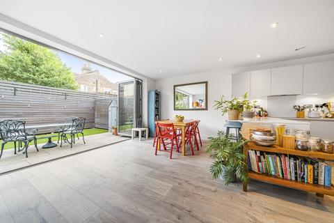 2 Graveney Mews, Mitcham, CR4 2FD